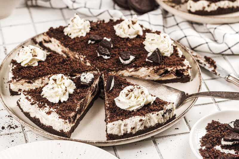 image shows no bake oreo cheesecake cut into slices